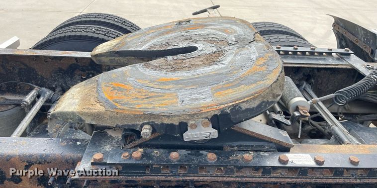 image for item LS9305 2003 Volvo VNL  semi truck