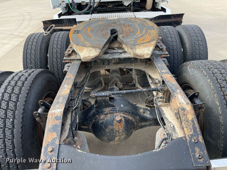 image for item LS9305 2003 Volvo VNL  semi truck