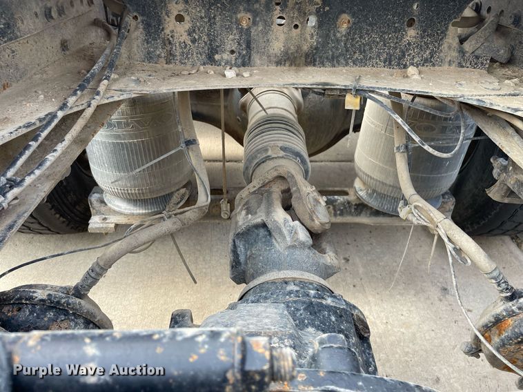 image for item LS9305 2003 Volvo VNL  semi truck