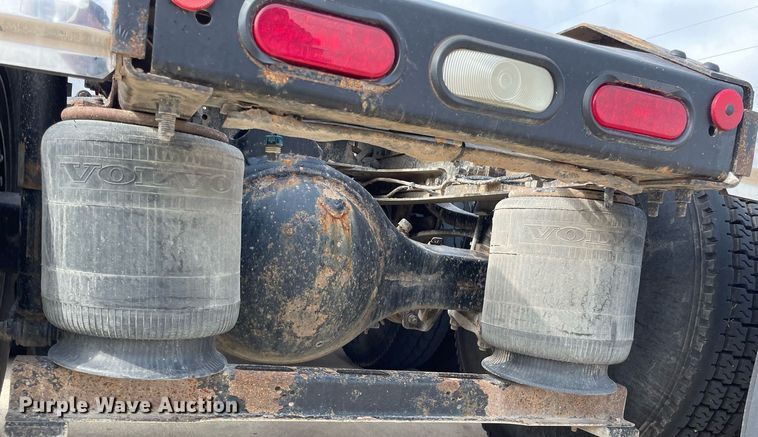 image for item LS9305 2003 Volvo VNL  semi truck