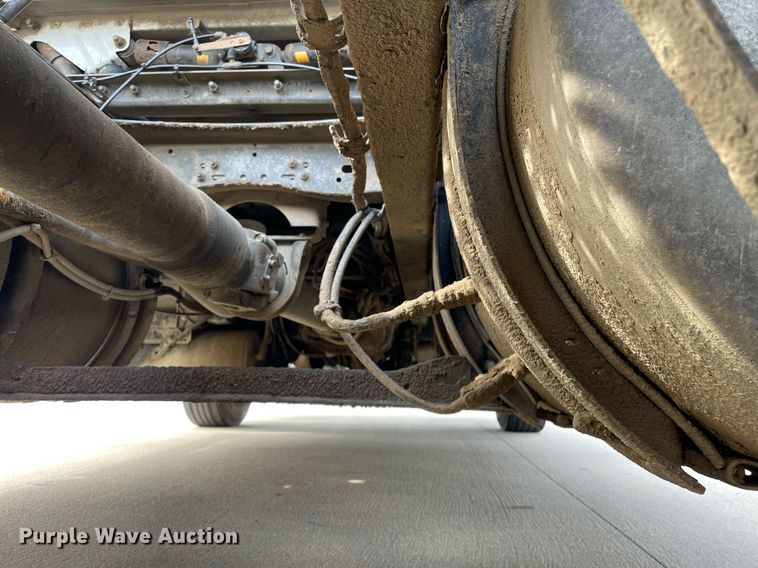 image for item LS9305 2003 Volvo VNL  semi truck