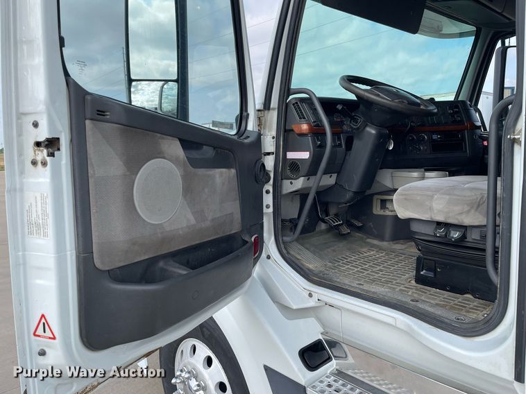 image for item LS9305 2003 Volvo VNL  semi truck