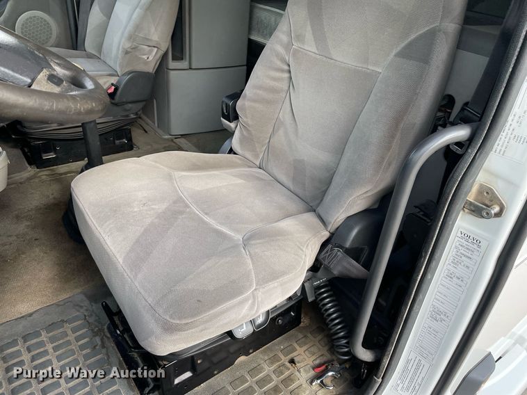 image for item LS9305 2003 Volvo VNL  semi truck