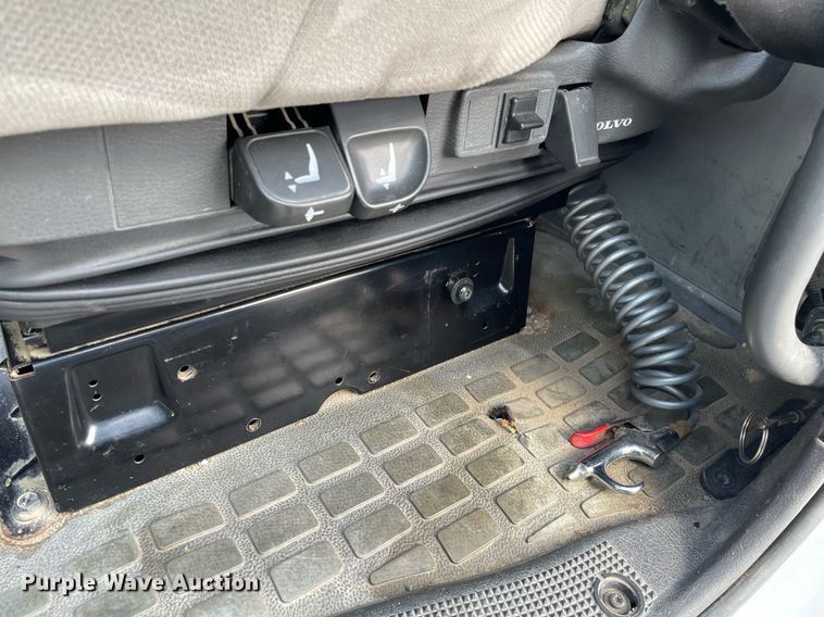 image for item LS9305 2003 Volvo VNL  semi truck