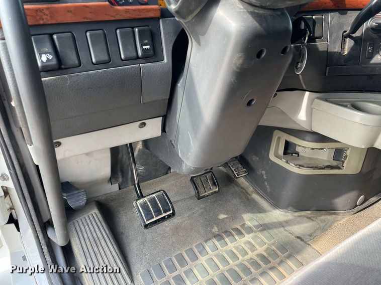 image for item LS9305 2003 Volvo VNL  semi truck