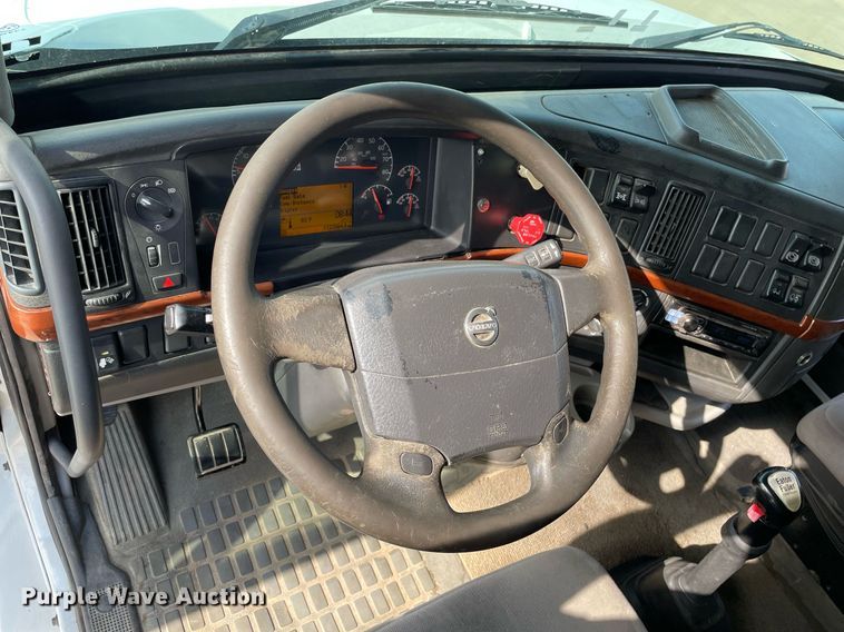 image for item LS9305 2003 Volvo VNL  semi truck