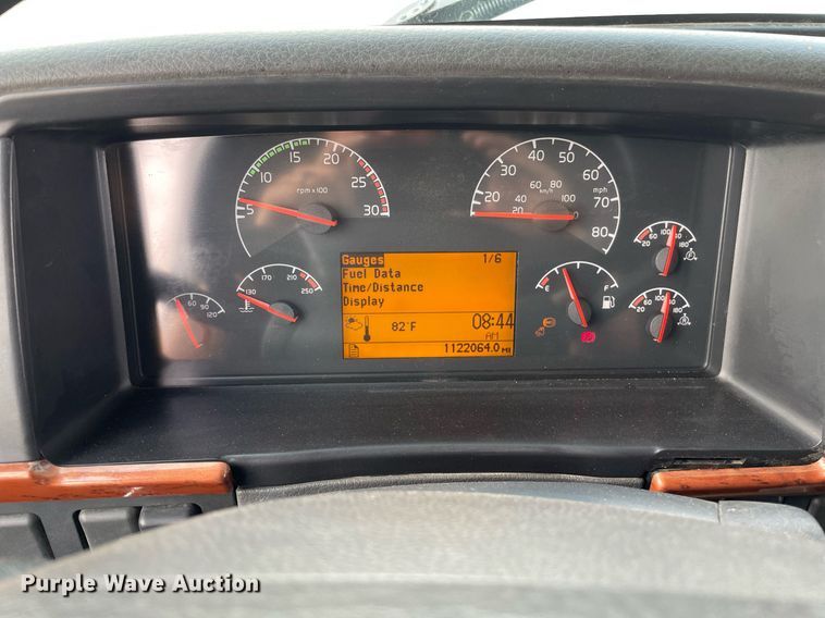 image for item LS9305 2003 Volvo VNL  semi truck