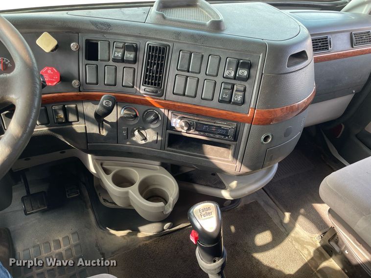 image for item LS9305 2003 Volvo VNL  semi truck