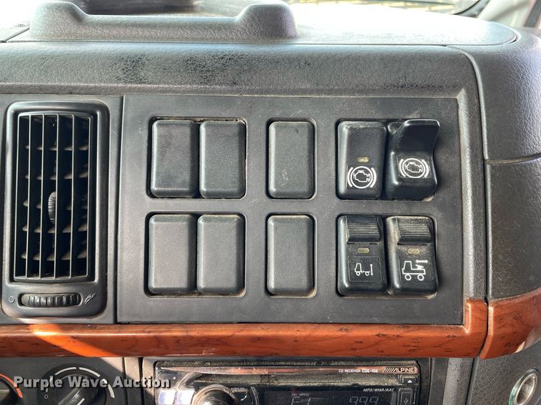 image for item LS9305 2003 Volvo VNL  semi truck