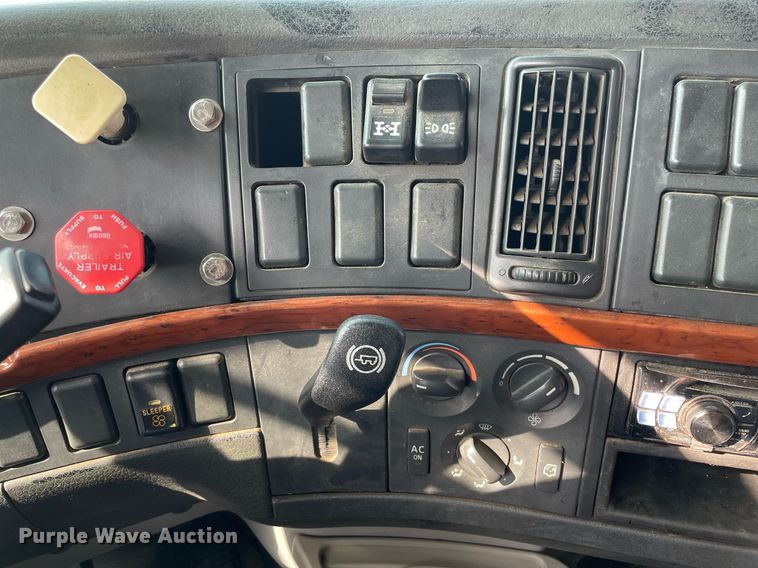 image for item LS9305 2003 Volvo VNL  semi truck