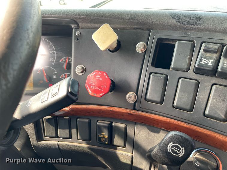 image for item LS9305 2003 Volvo VNL  semi truck