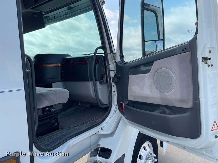 image for item LS9305 2003 Volvo VNL  semi truck