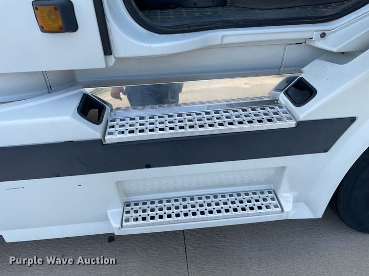 image for item LS9305 2003 Volvo VNL  semi truck