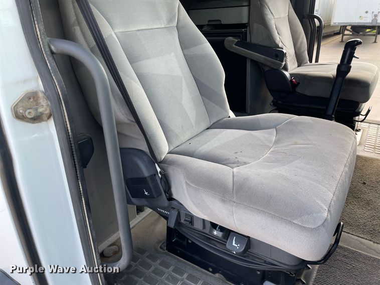 image for item LS9305 2003 Volvo VNL  semi truck