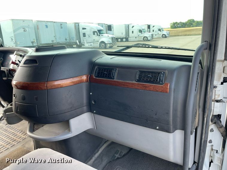 image for item LS9305 2003 Volvo VNL  semi truck