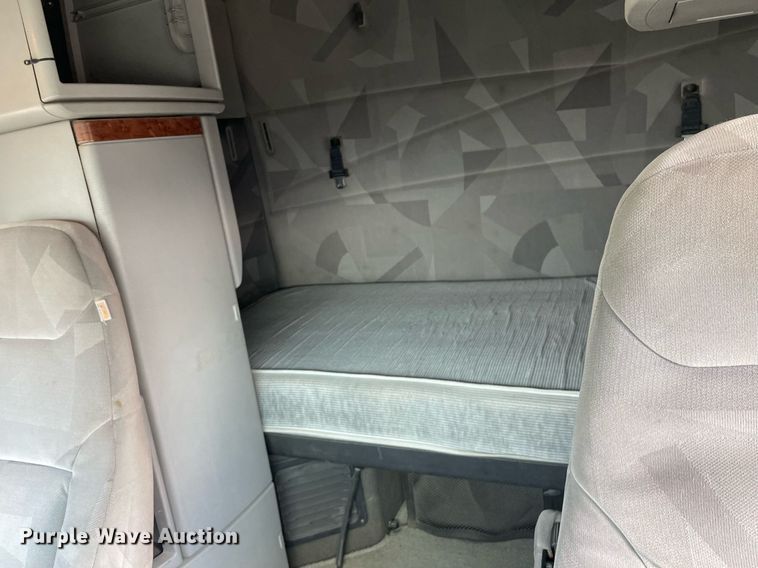 image for item LS9305 2003 Volvo VNL  semi truck