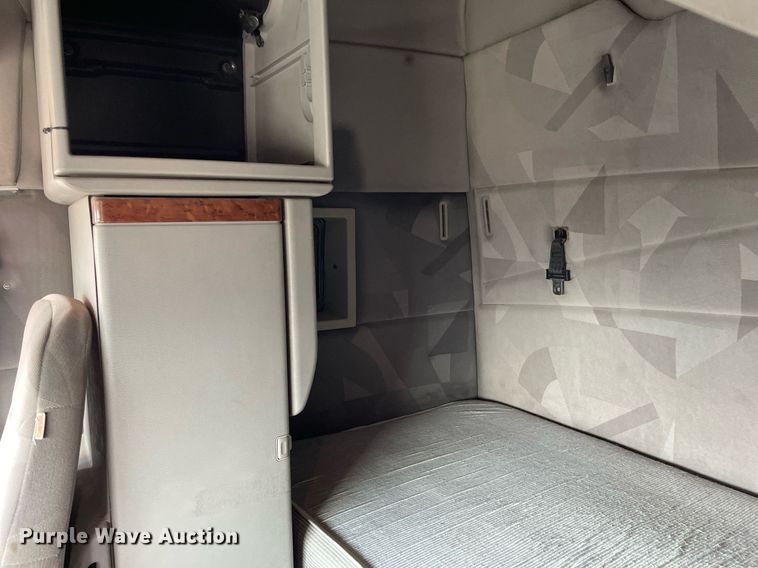 image for item LS9305 2003 Volvo VNL  semi truck