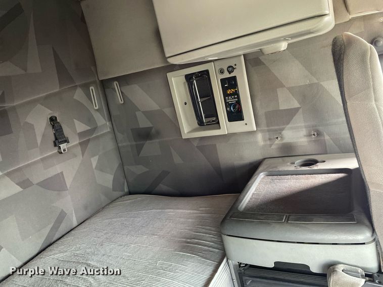 image for item LS9305 2003 Volvo VNL  semi truck