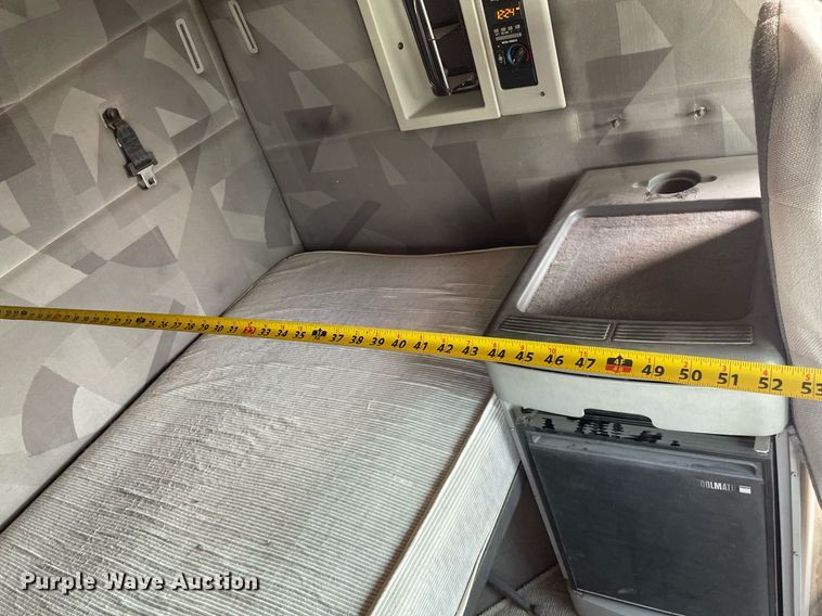 image for item LS9305 2003 Volvo VNL  semi truck