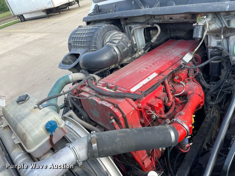 image for item LS9305 2003 Volvo VNL  semi truck