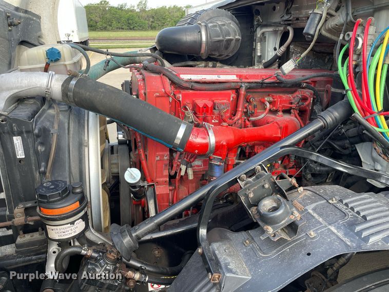 image for item LS9305 2003 Volvo VNL  semi truck