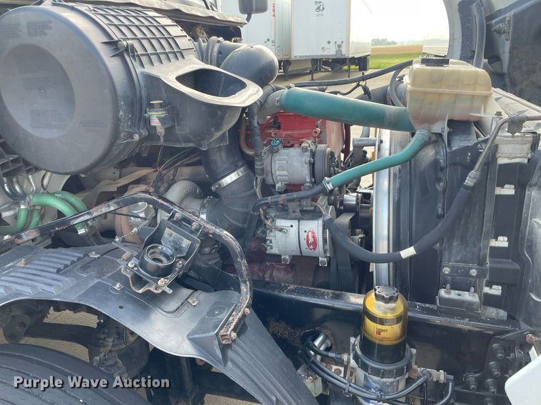 image for item LS9305 2003 Volvo VNL  semi truck