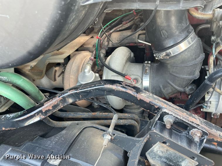 image for item LS9305 2003 Volvo VNL  semi truck