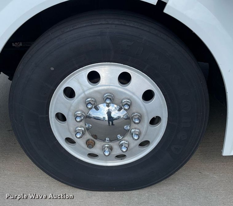 image for item LS9305 2003 Volvo VNL  semi truck