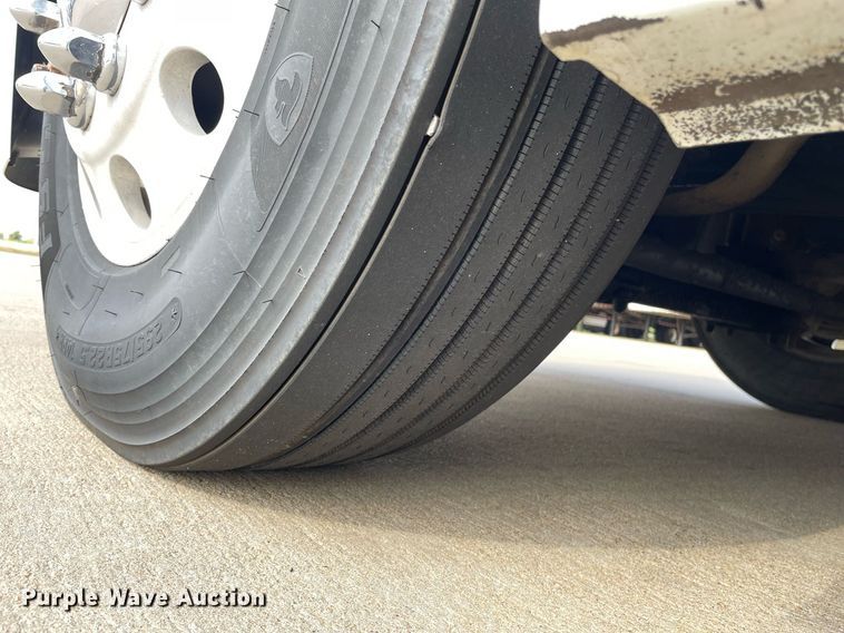 image for item LS9305 2003 Volvo VNL  semi truck