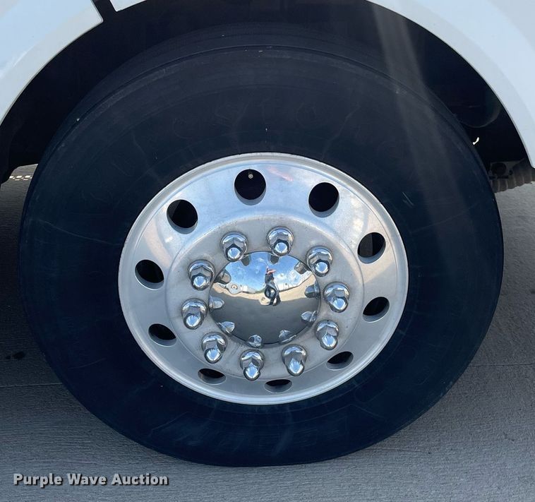 image for item LS9305 2003 Volvo VNL  semi truck