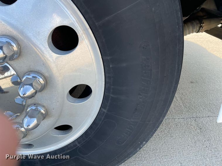 image for item LS9305 2003 Volvo VNL  semi truck