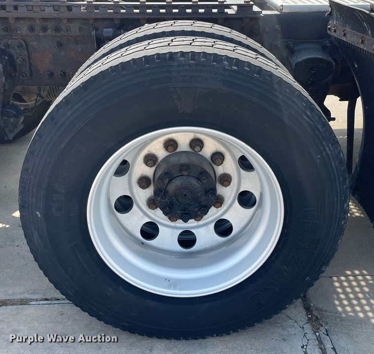 image for item LS9305 2003 Volvo VNL  semi truck