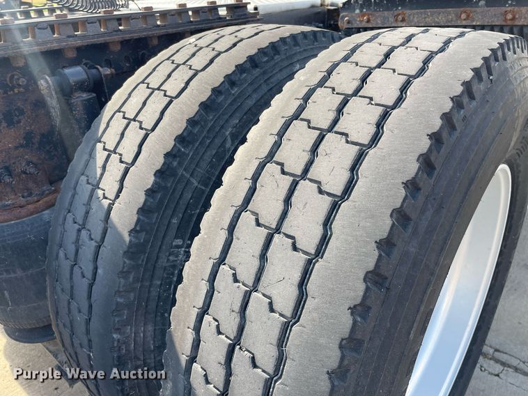 image for item LS9305 2003 Volvo VNL  semi truck