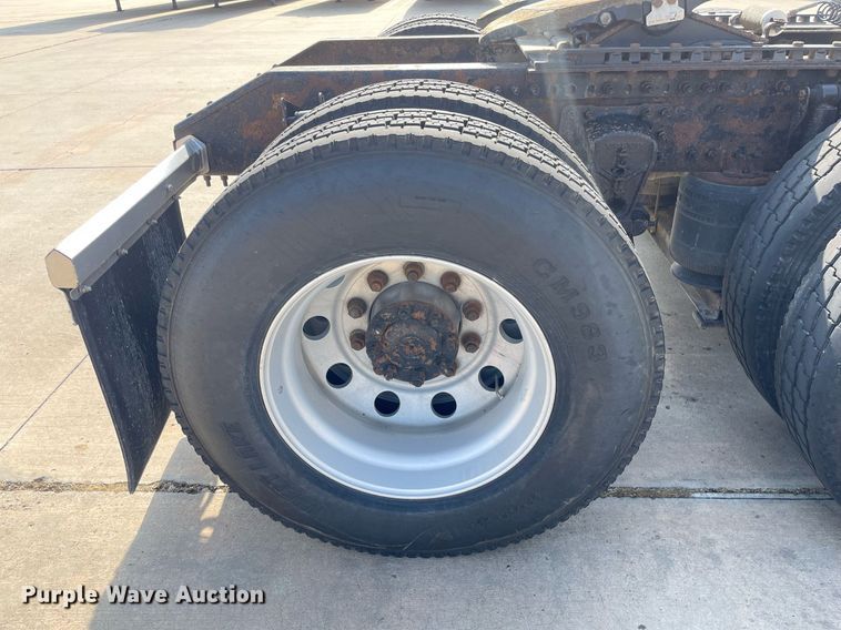 image for item LS9305 2003 Volvo VNL  semi truck