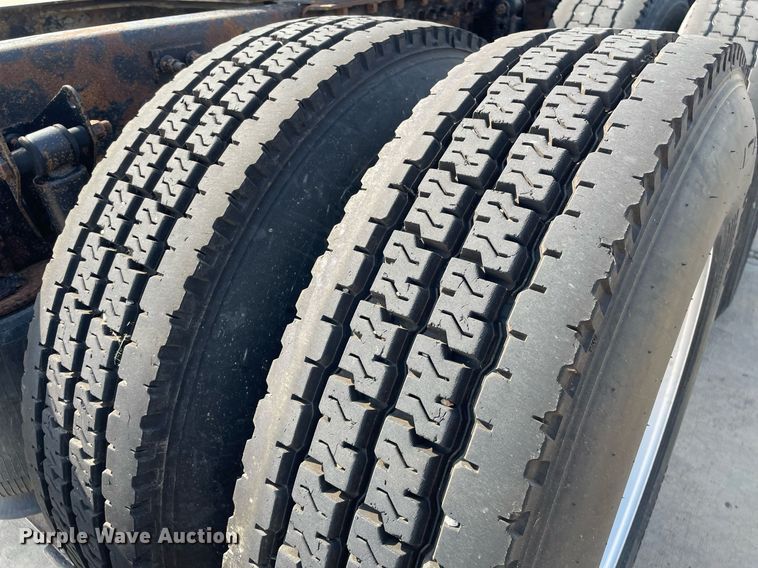 image for item LS9305 2003 Volvo VNL  semi truck