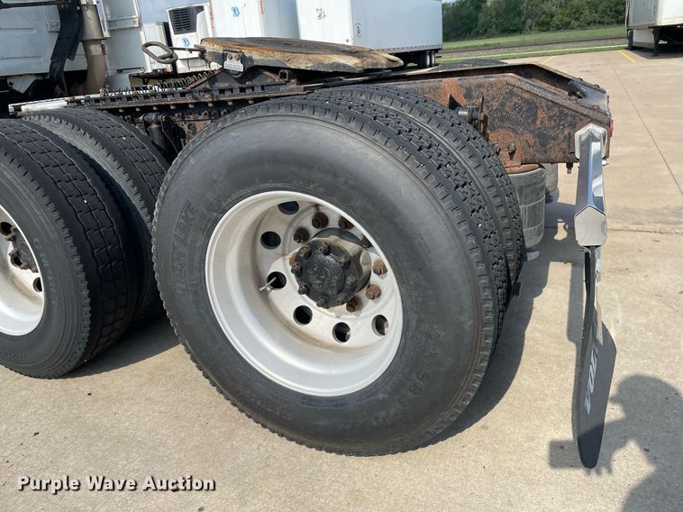 image for item LS9305 2003 Volvo VNL  semi truck