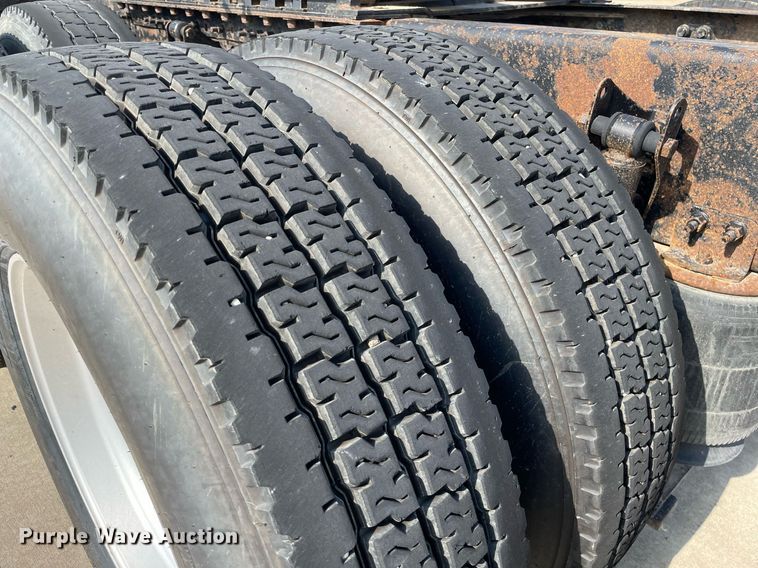 image for item LS9305 2003 Volvo VNL  semi truck