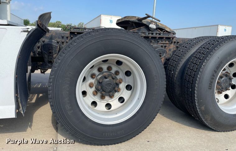 image for item LS9305 2003 Volvo VNL  semi truck