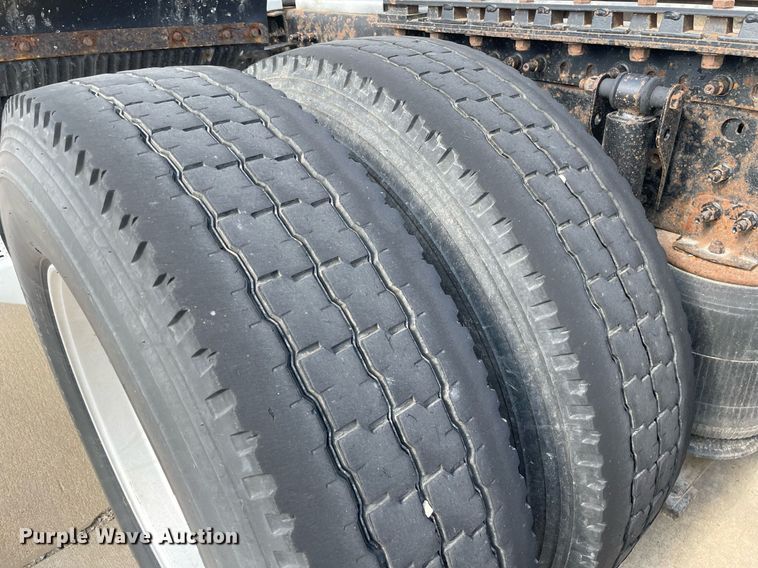 image for item LS9305 2003 Volvo VNL  semi truck