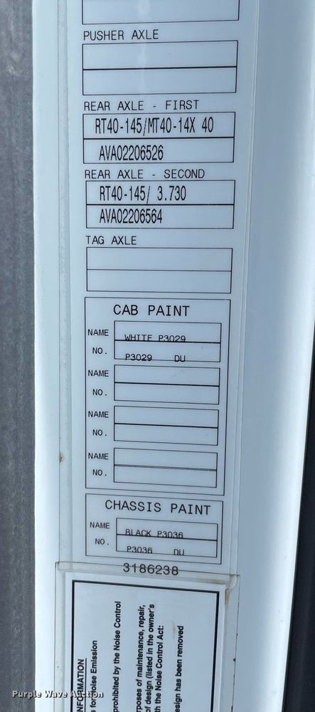 image for item LS9305 2003 Volvo VNL  semi truck