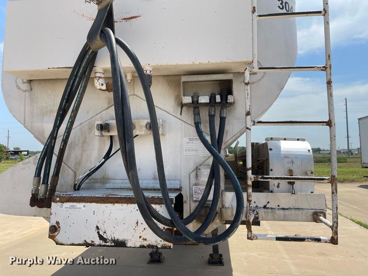 image for item LS9311 1988 Ledwell LW40APW  feed delivery trailer