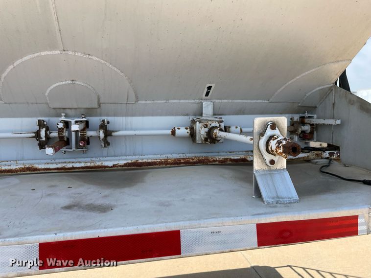 image for item LS9311 1988 Ledwell LW40APW  feed delivery trailer