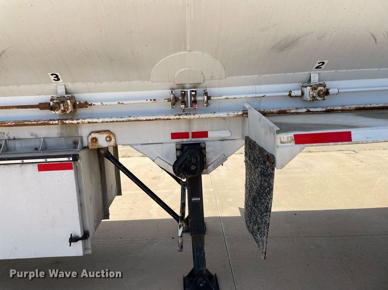 image for item LS9311 1988 Ledwell LW40APW  feed delivery trailer