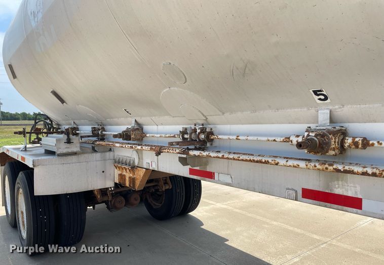 image for item LS9311 1988 Ledwell LW40APW  feed delivery trailer