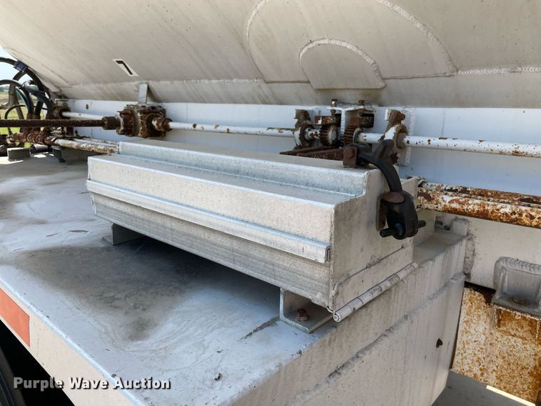 image for item LS9311 1988 Ledwell LW40APW  feed delivery trailer