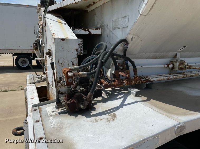 image for item LS9311 1988 Ledwell LW40APW  feed delivery trailer