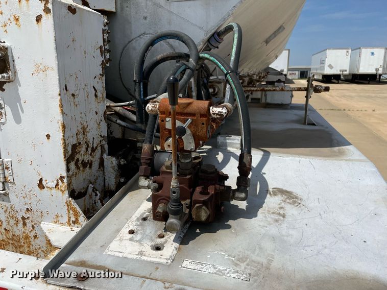 image for item LS9311 1988 Ledwell LW40APW  feed delivery trailer