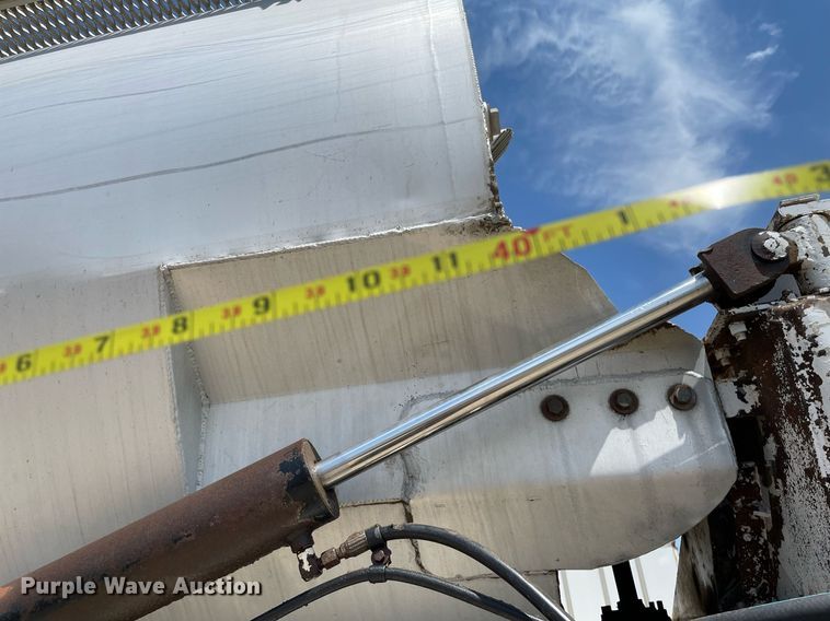 image for item LS9311 1988 Ledwell LW40APW  feed delivery trailer