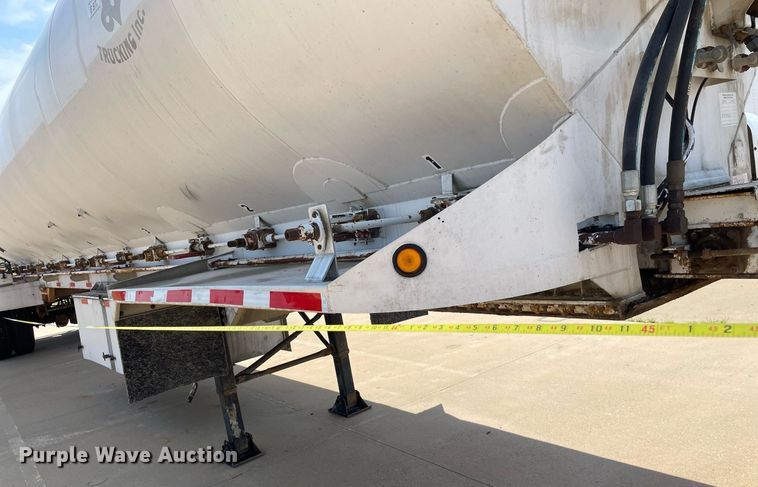 image for item LS9311 1988 Ledwell LW40APW  feed delivery trailer