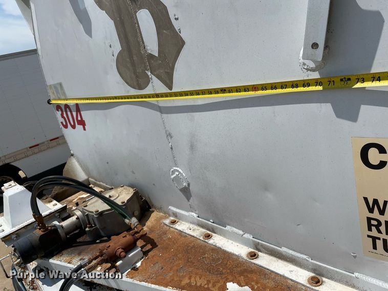 image for item LS9311 1988 Ledwell LW40APW  feed delivery trailer